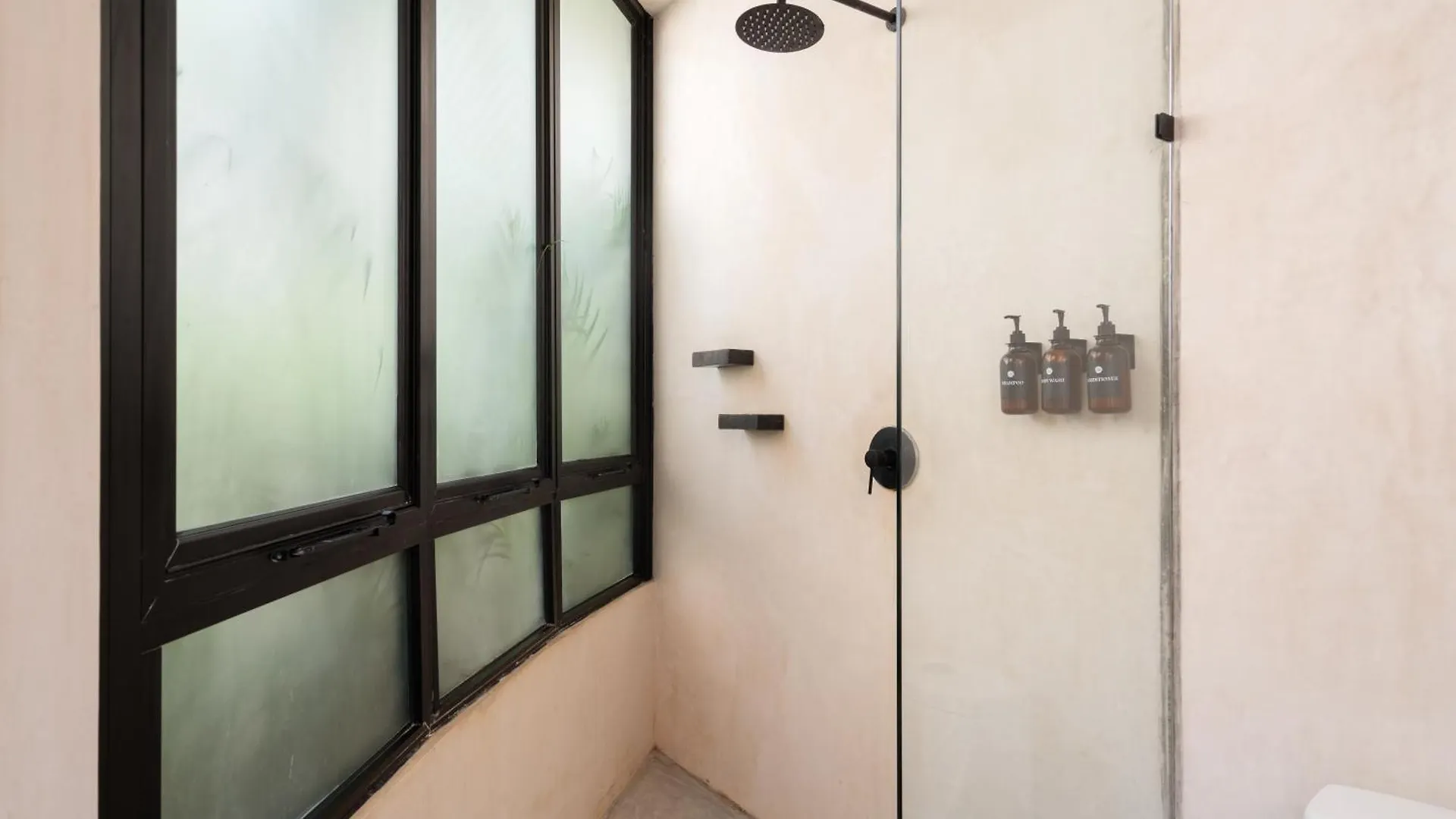 2 Tropical Bohemian Villas-2 Priv Pool-Bbq 3A-3B 툴룸